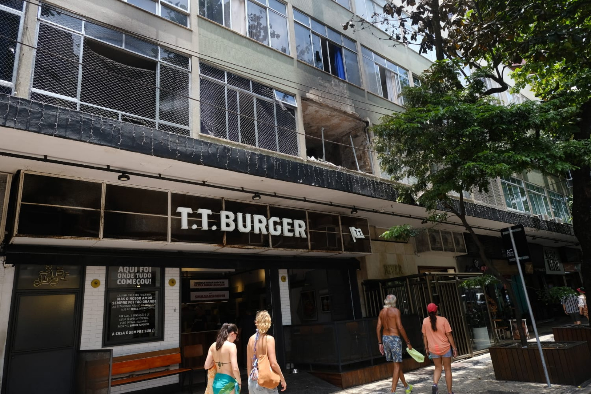 Incêndio destruiu apartamento que fica em cima da tradicional Galeria River, em Ipanema - Pedro Teixeira / Agência O Dia