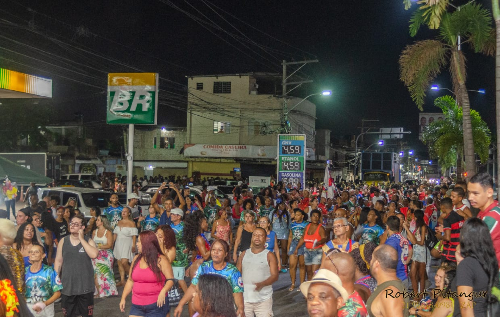 Os foli&otilde;es estavam contagiados pelo samba cantado na ponta da l&iacute;ngua pelos componentes, pela alegria e a quantidade de mulheres bonitas - Robert  Pitanguy / Divulga&ccedil;&atilde;o