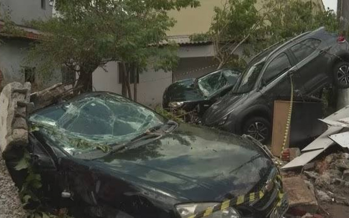 Chuva deixou carros empilhados em diferentes pontos  - Reprodução/TV Globo