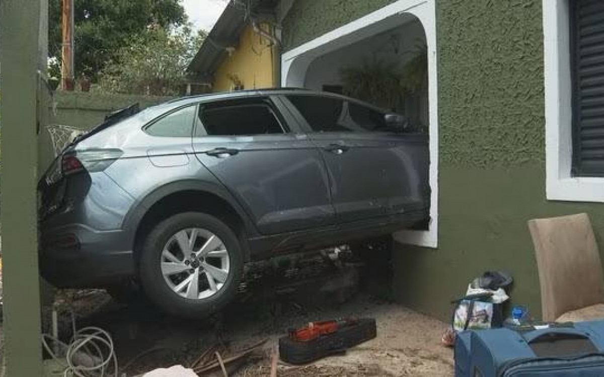 Carro foi levado por exurrada para dentro de uma residência - Reprodução/TV Globo