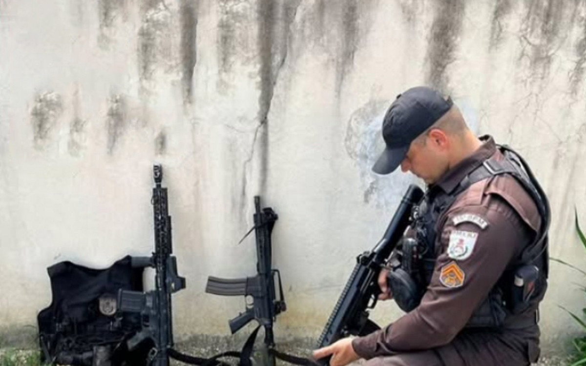 Agentes encontraram dois fuzis, uma pistola, capa de colete e munições no carro do PM