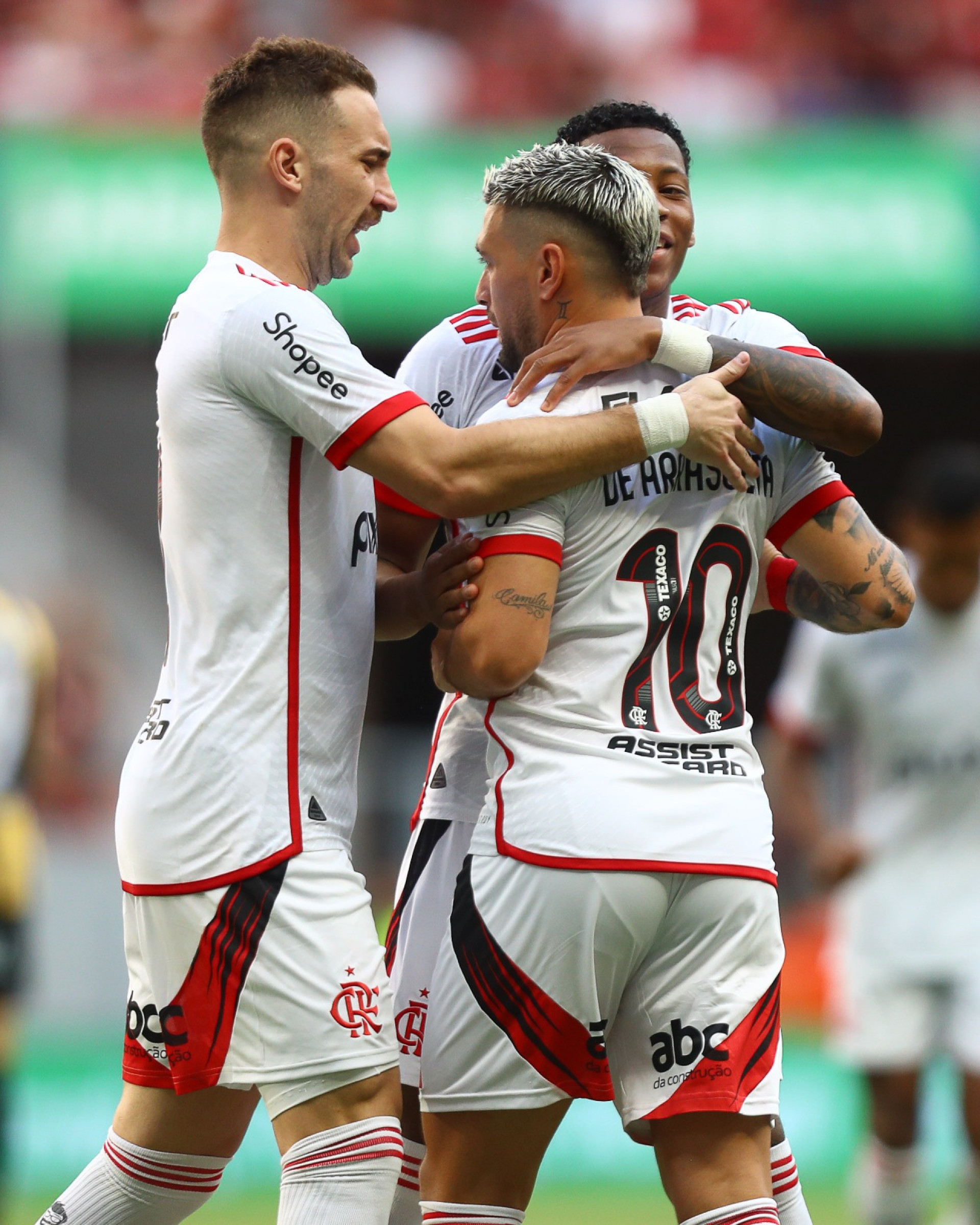 Arrascaeta, usando pela primeira vez a camisa 10, que já foi do ídolo Zico, vibra com Léo Ortiz e Plata após o segundo gol do Flamengo  - Gilvan de Souza/Flamengo
