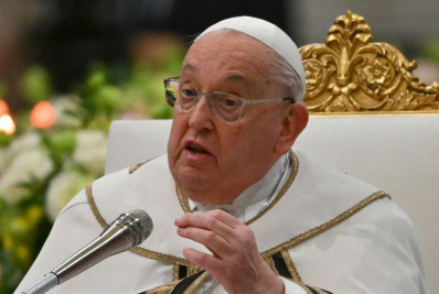 Internado por bronquite, Papa Francisco vê febre diminuir e tem 'noite tranquila', diz agência