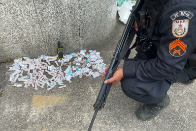 PM prende suspeito com drogas e rádio transmissor em Nilópolis