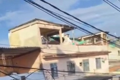 Mais de 24 horas após megaoperação, clima segue tenso no Complexo do Alemão