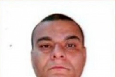 Sargento da PM é preso em flagrante com dois fuzis e uma pistola ao deixar comunidade na Baixada