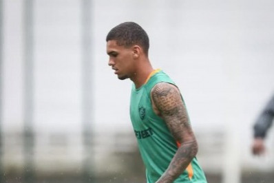 Riquelme se machuca em treino e preocupa o Fluminense