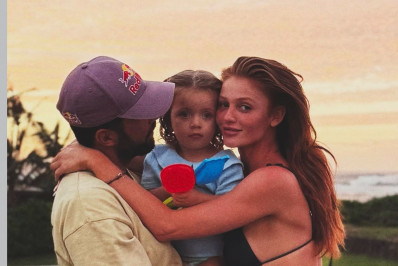 Cintia Dicker posa de biquíni com Pedro Scooby e a filha no Havaí: 'Sonhos se tornam realidade'