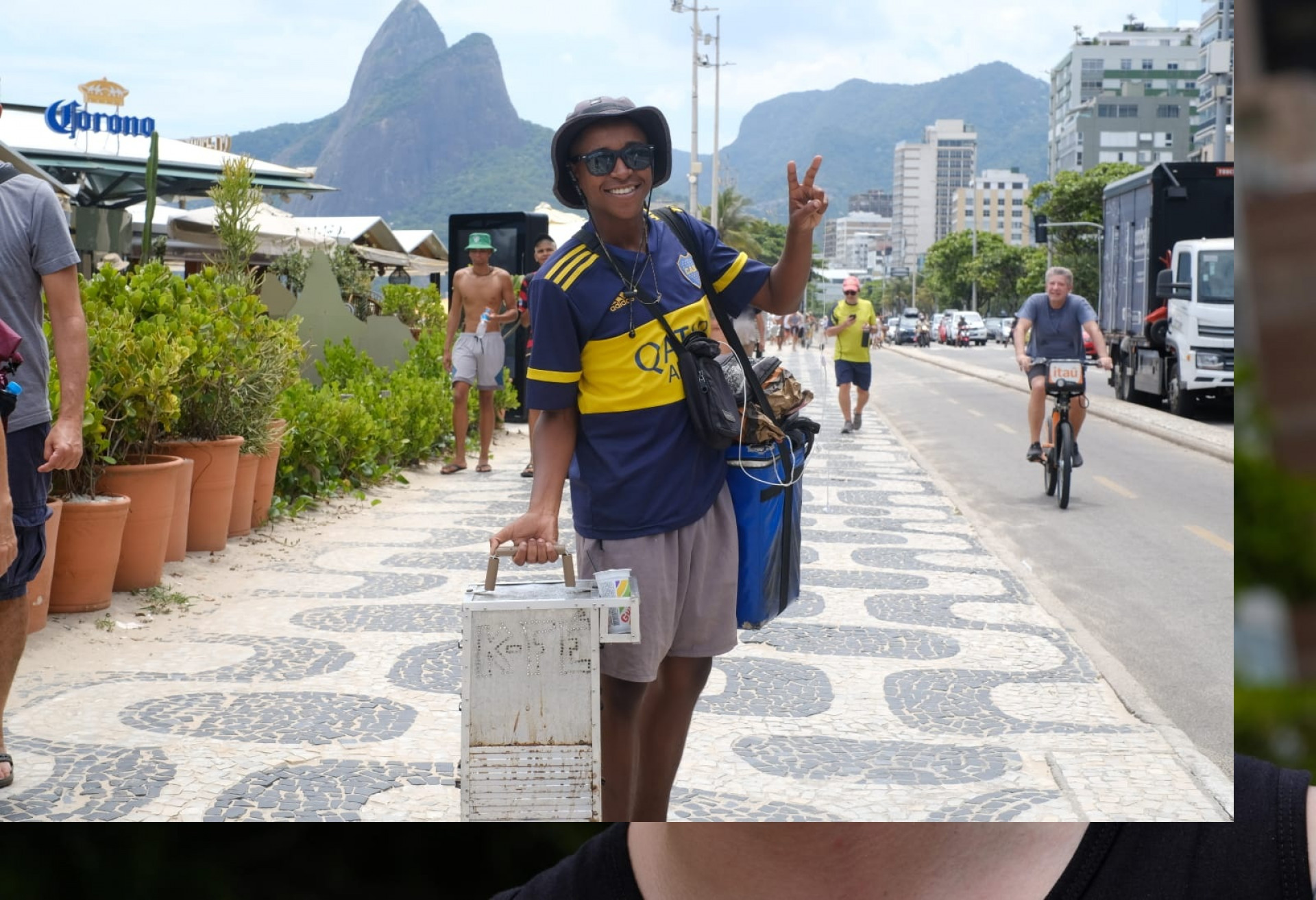 Wendel Santos, que há dois anos vende queijo coalho e churrasquinho na praia - Pedro Teixeira/Agência O Dia