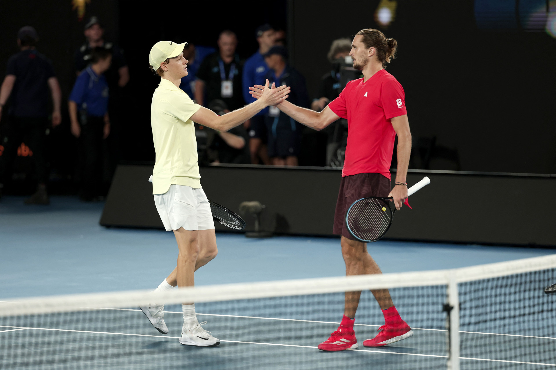 Cumprimento de Sinner, &agrave; esquerda, e Zverev, &agrave; direita - Martin Keep / AFP