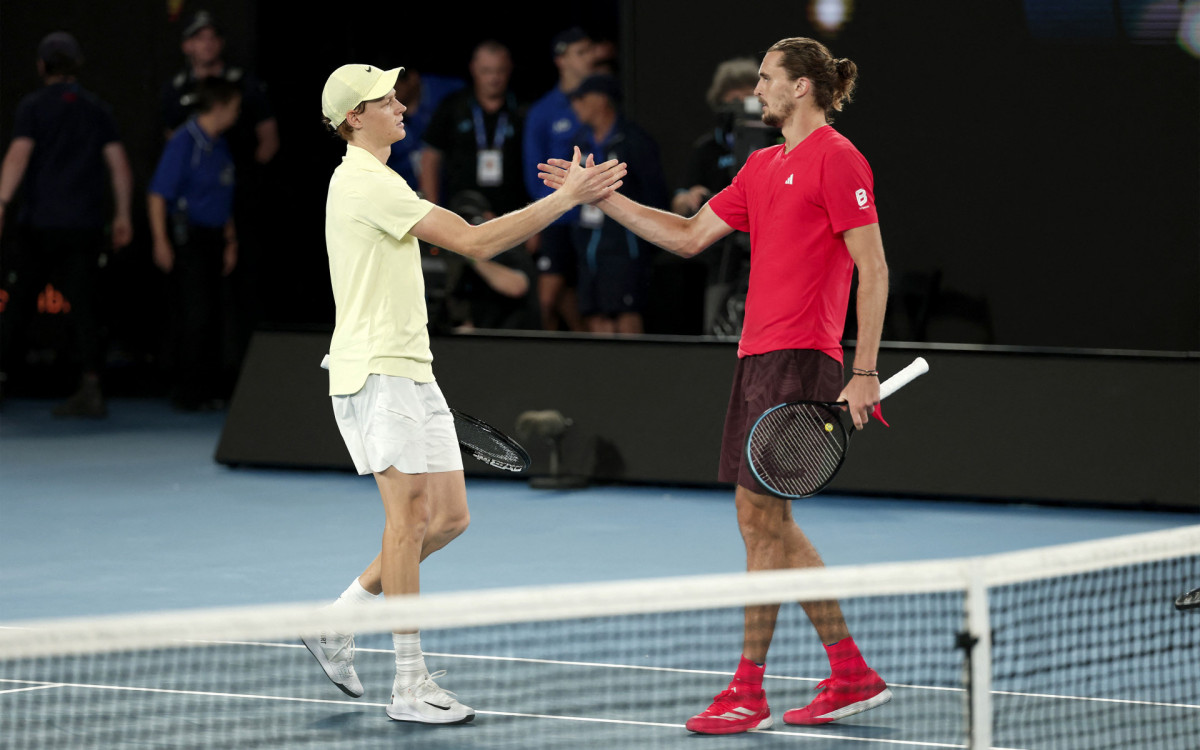 Cumprimento de Sinner, à esquerda, e Zverev, à direita