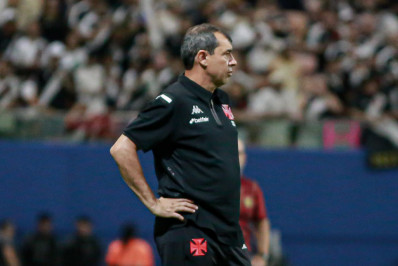 Torcida do Vasco fica na bronca com Carille nas redes sociais após derrota para o Ceará