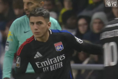 Ex-Botafogo, Thiago Almada estreia com a camisa Lyon em empate