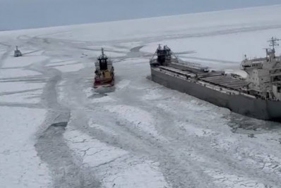 Navio cargueiro é liberado do gelo após ficar preso por dias em lago