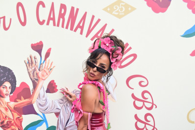 Sabrina Sato aposta em look coladinho e estiloso para esquenta de carnaval