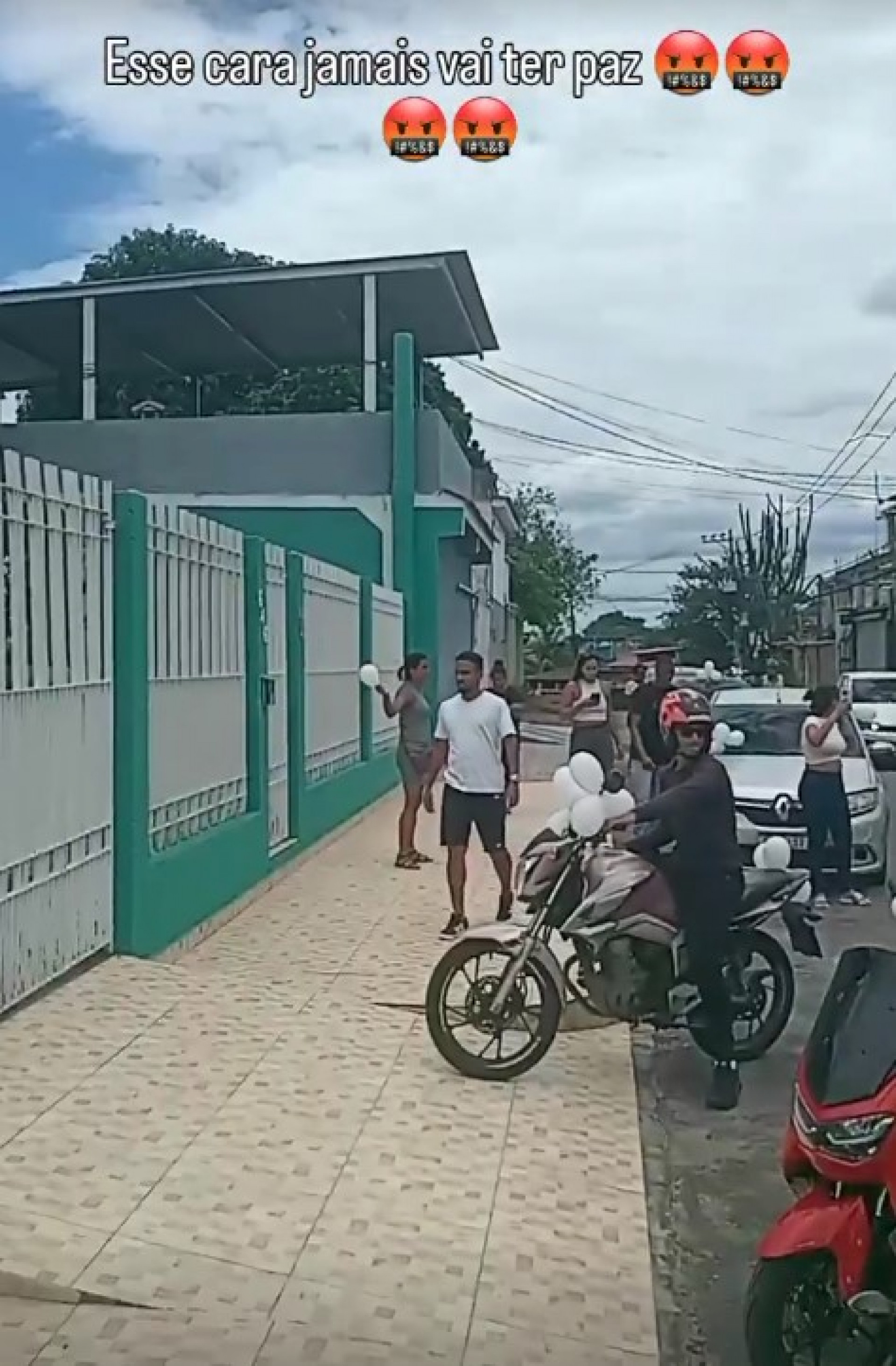 Amigos e parentes de Larissa participam de protesto na porta do suspeito pelo crime - Reprodução/Instagram