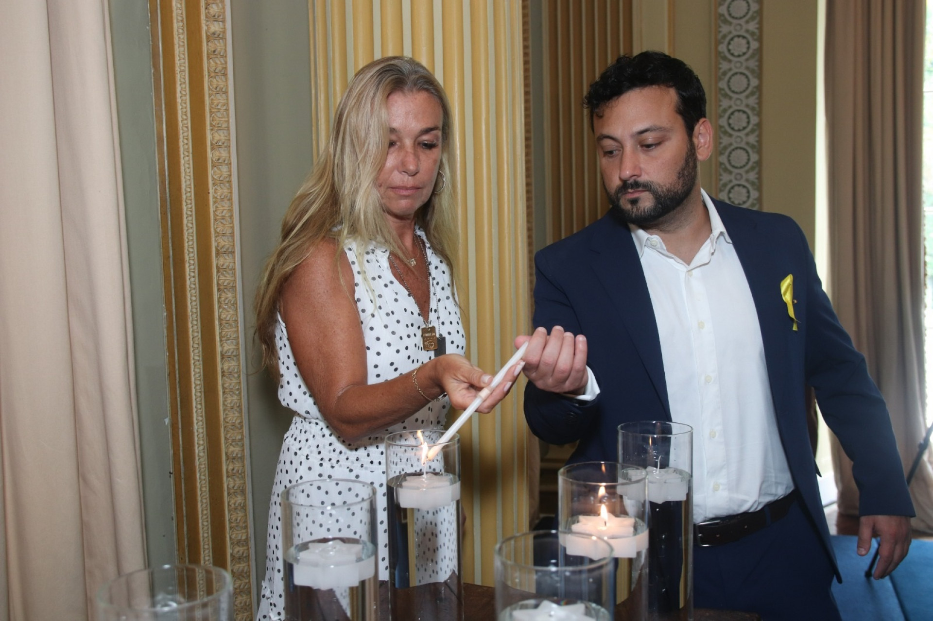 Suzana Bennesby e Bruno Feigelson, vice-presidente e presidente da Fierj, acendem uma das velas da cerimônia - Divulgação/Fierj