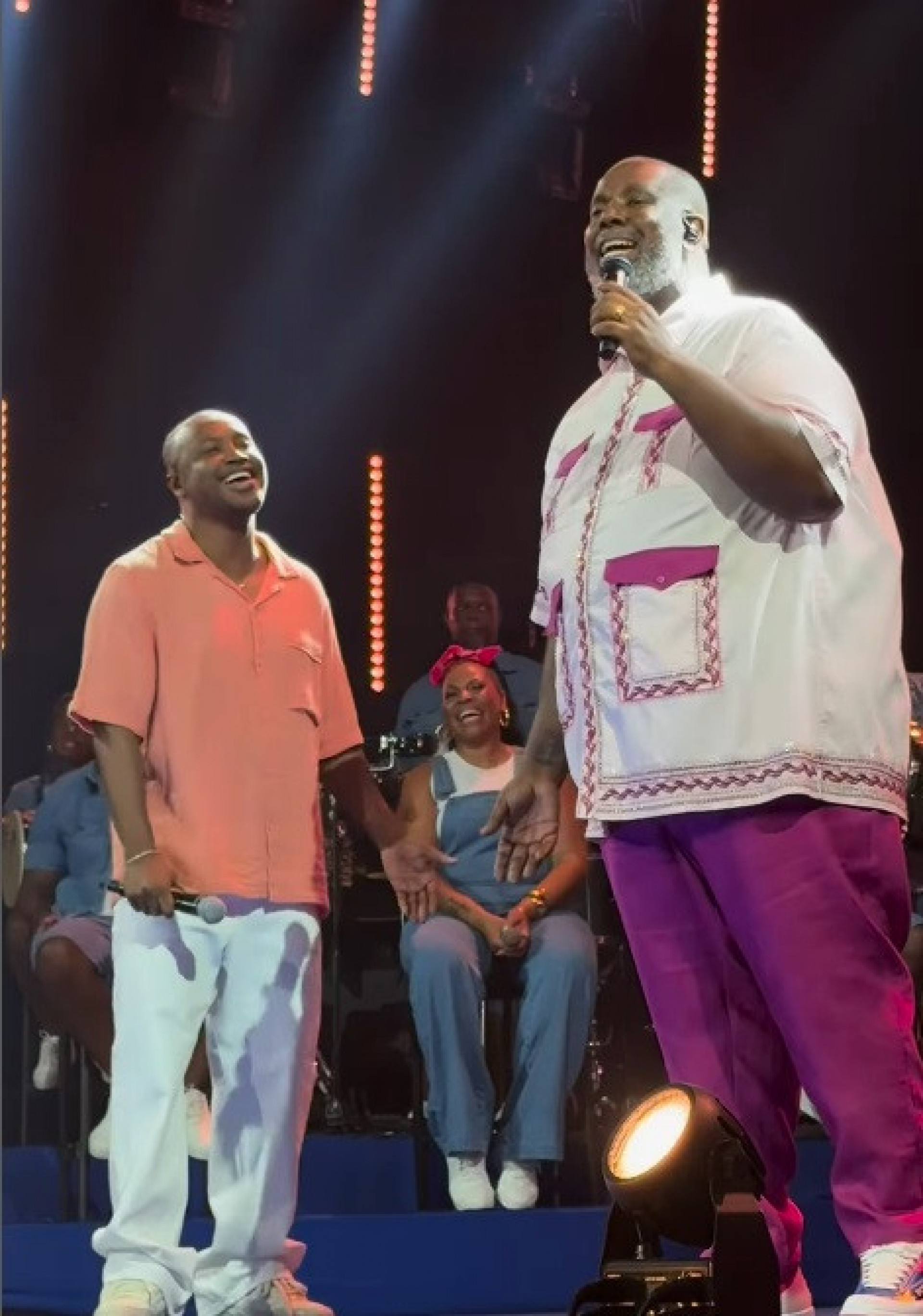 Thiaguinho e Péricles - Reprodução de vídeo