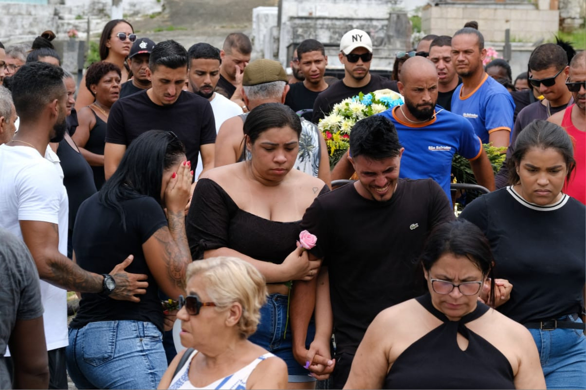Familiares se despedem de Larissa dos Santos Silva no Cemitério de Nova Iguaçu - Pedro Teixeira/Agência O Dia