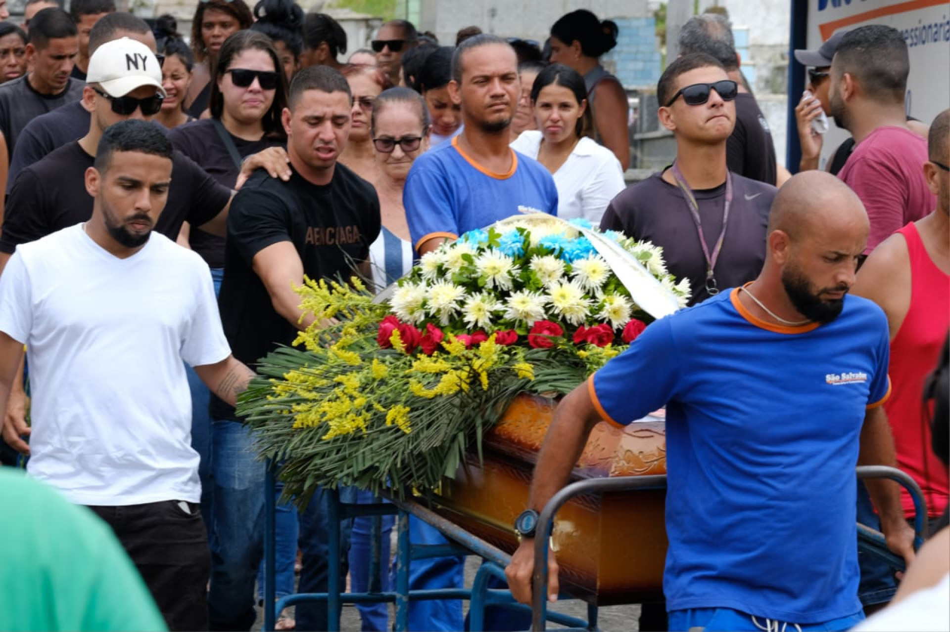 Familiares se despedem de Larissa dos Santos Silva no Cemitério de Nova Iguaçu - Pedro Teixeira/Agência O Dia