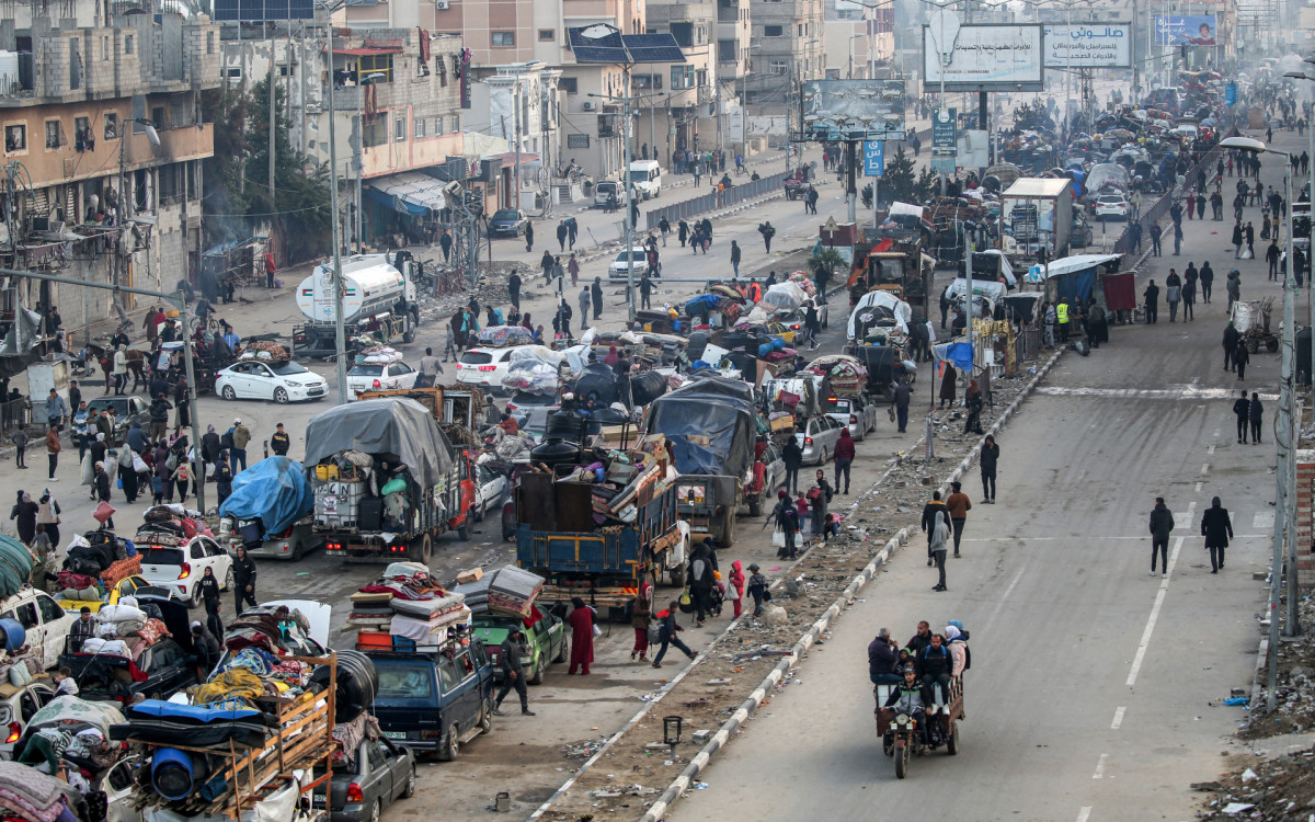 Veículos fazem fila enquanto esperam para cruzar para o norte da Faixa de Gaza  - AFP
