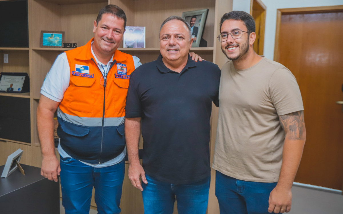 O prefeito Léo Vieira ao lado do deputado federal General Pazuello e o secretário municipal Leonardo Vieira
