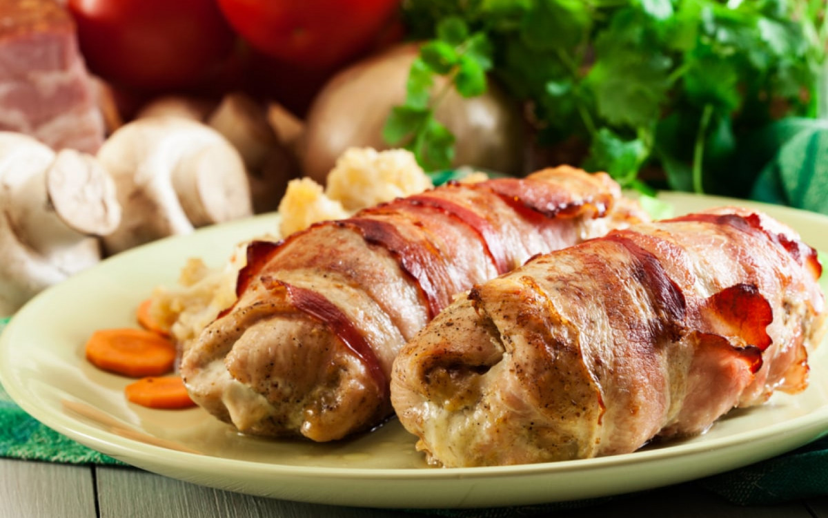 Enroladinho de peito de frango com bacon (Imagem: Slawomir Fajer | Shutterstock)