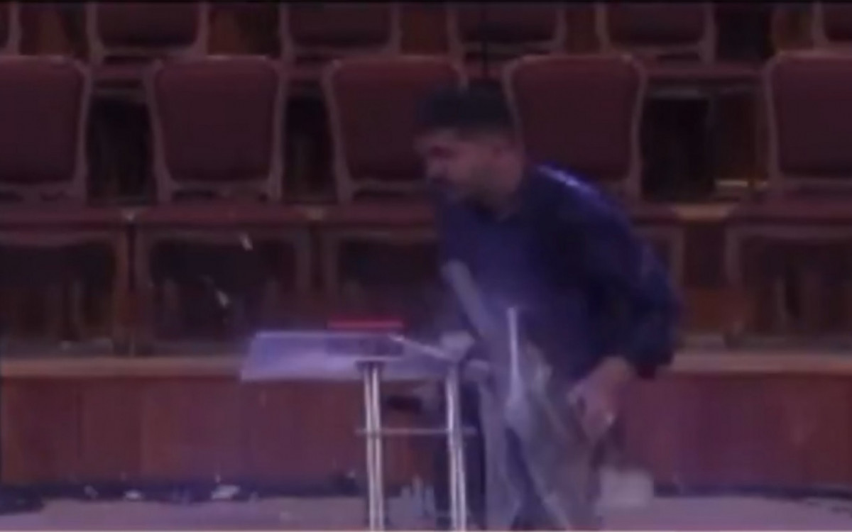 Parte do teto de igreja desaba durante culto; pastor escapa por pouco