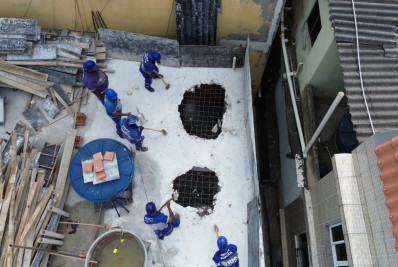 Prédio residencial irregular de três andares começa a ser demolido no Recreio