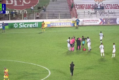 Árbitro vai para o hospital após inseto entrar no seu ouvido durante jogo