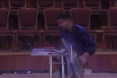 Parte do teto de igreja desaba durante culto; pastor escapa por pouco