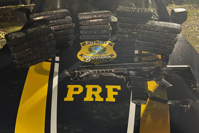 Casal é preso com 27kg de maconha e fuzil dentro de carro na Via Dutra, em Resende