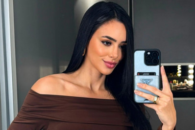 Bruna Biancardi posa com a filha recém-nascida e internautas reagem: 'A cara do Neymar'