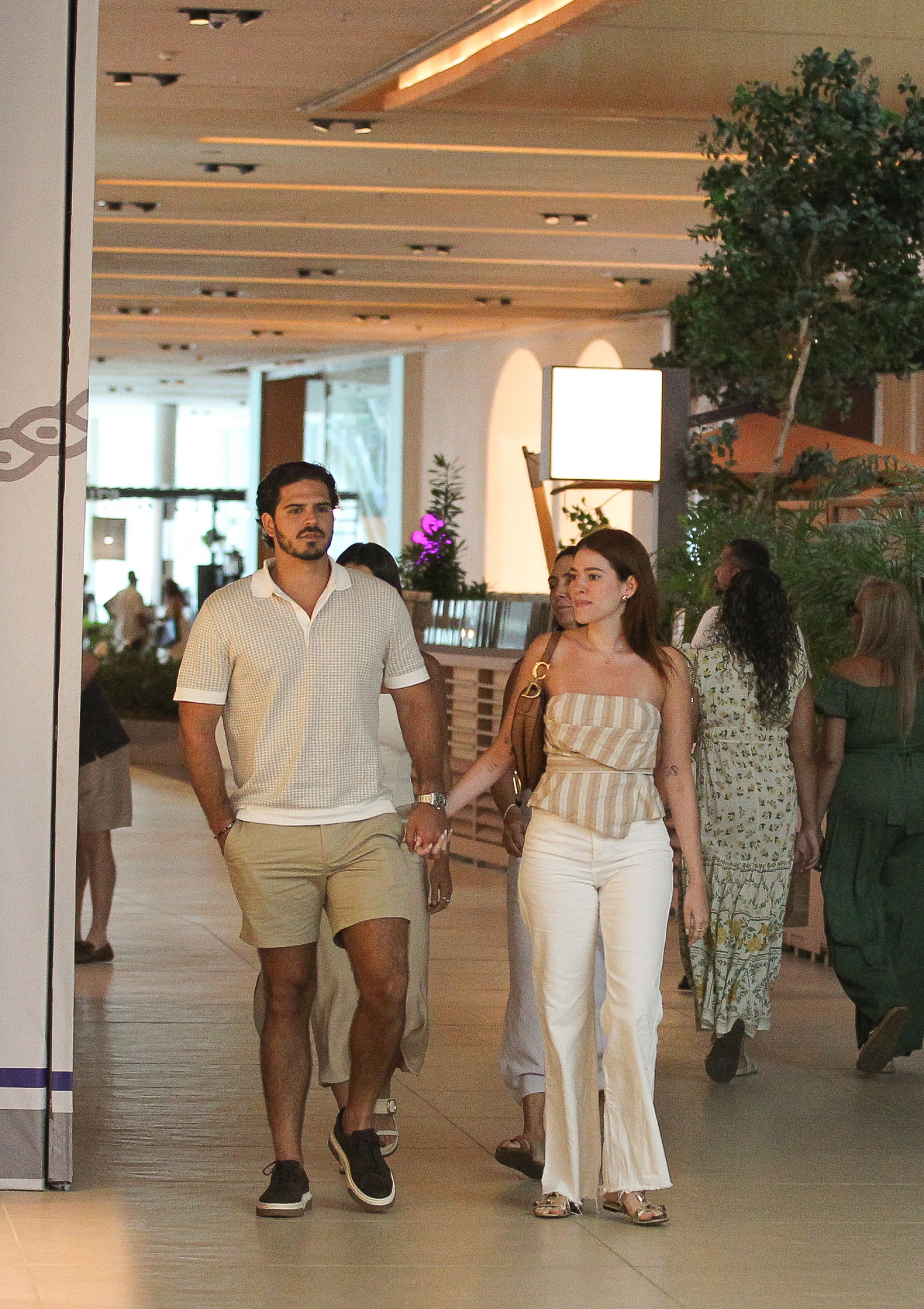 Ana Clara e Bruno Tumoli passeiam em shopping - Edson Douglas / AgNews