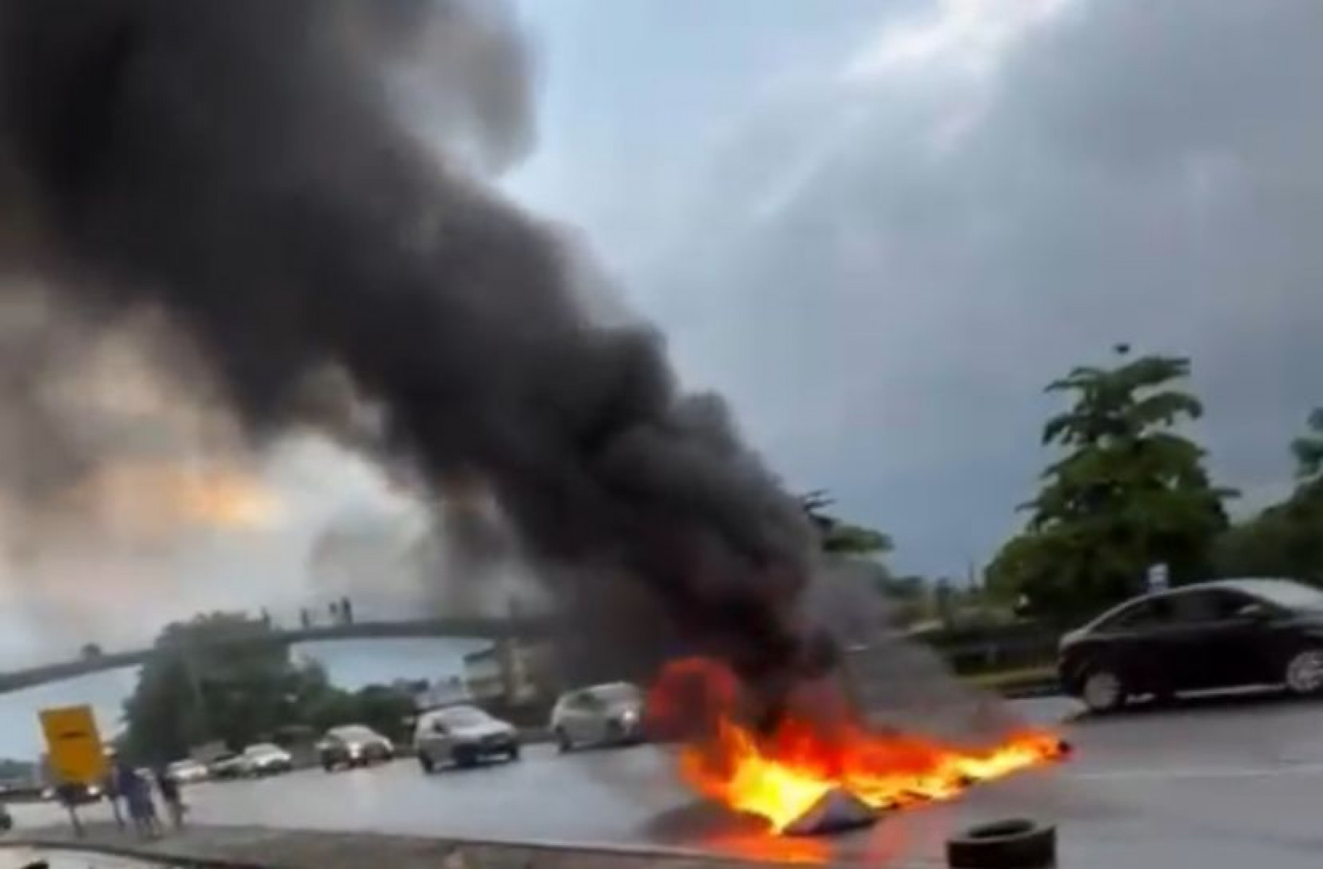 Manifestantes atearam fogo em pneus na rodovia - Divulgação