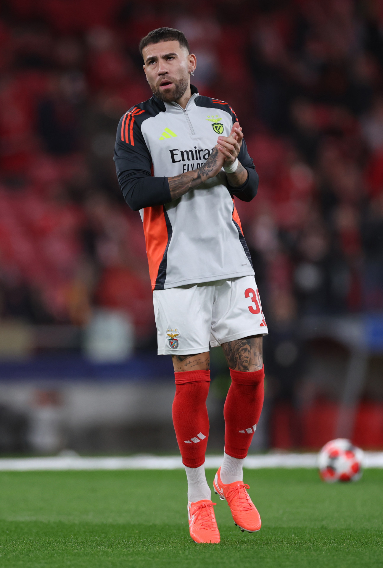 Otamendi aquece antes de jogo do Benfica