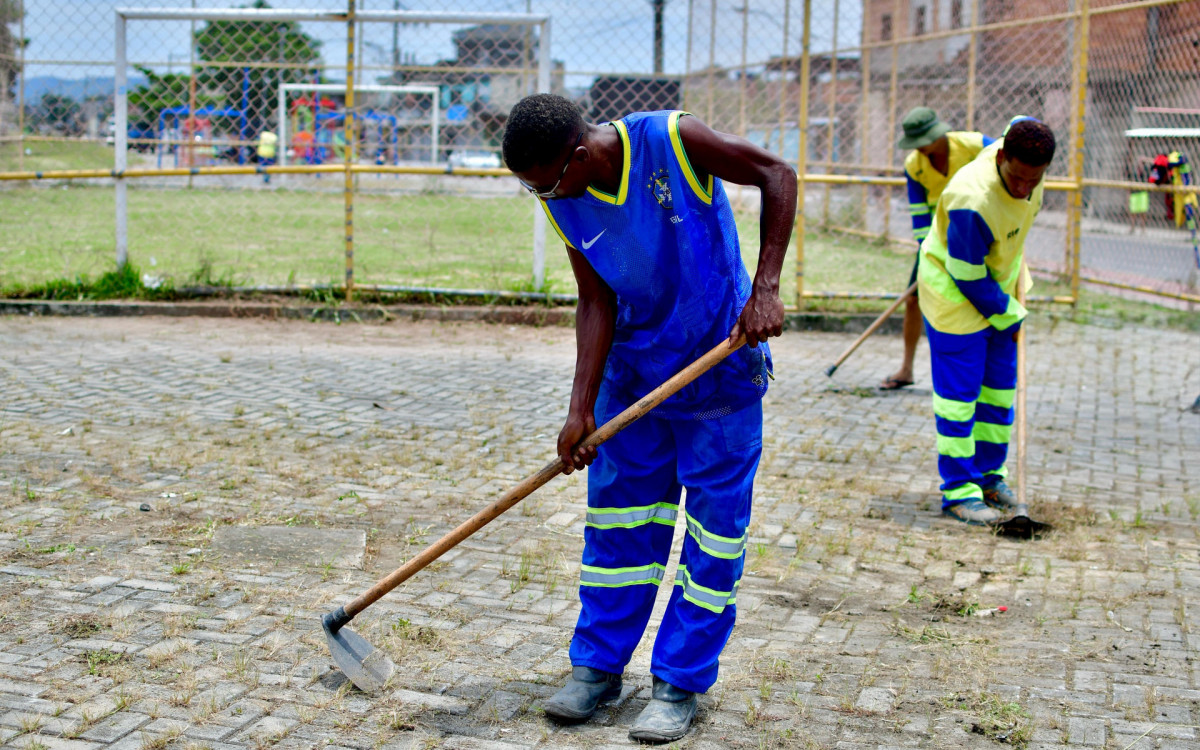 Na Estrada Nunes Sampaio, os profissionais da Prefeitura realizaram a limpeza da via, calçadas e das praças