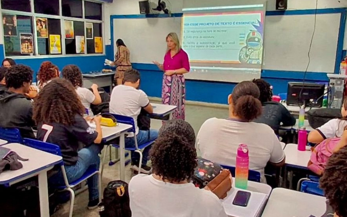 Durante as aulas, os alunos aprendem sobre técnicas de redação, gêneros, variedades linguísticas, funções da linguagem e métodos de como se criar um bom texto