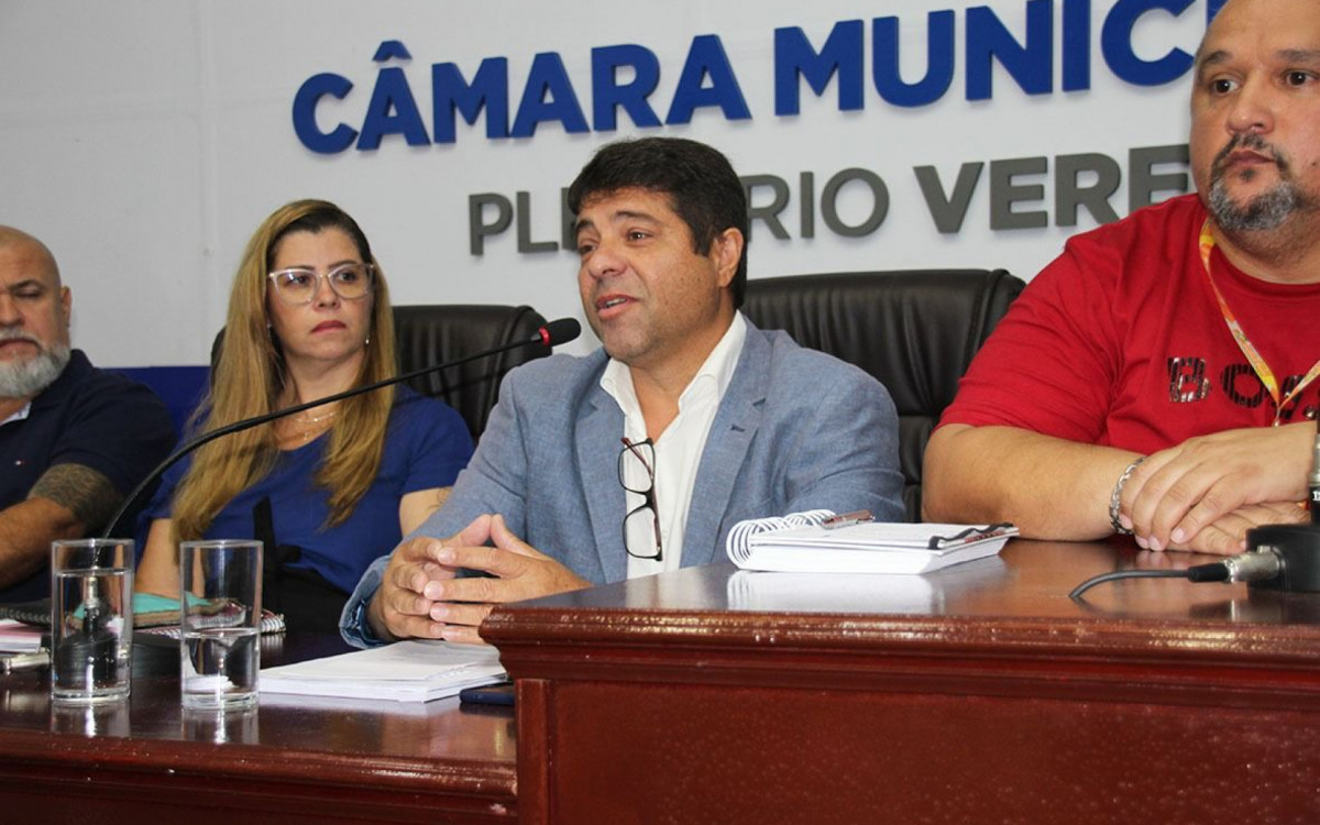 O secretário Eduardo Feital (ao centro) revelou que encontrou a Saúde do município em precárias condições