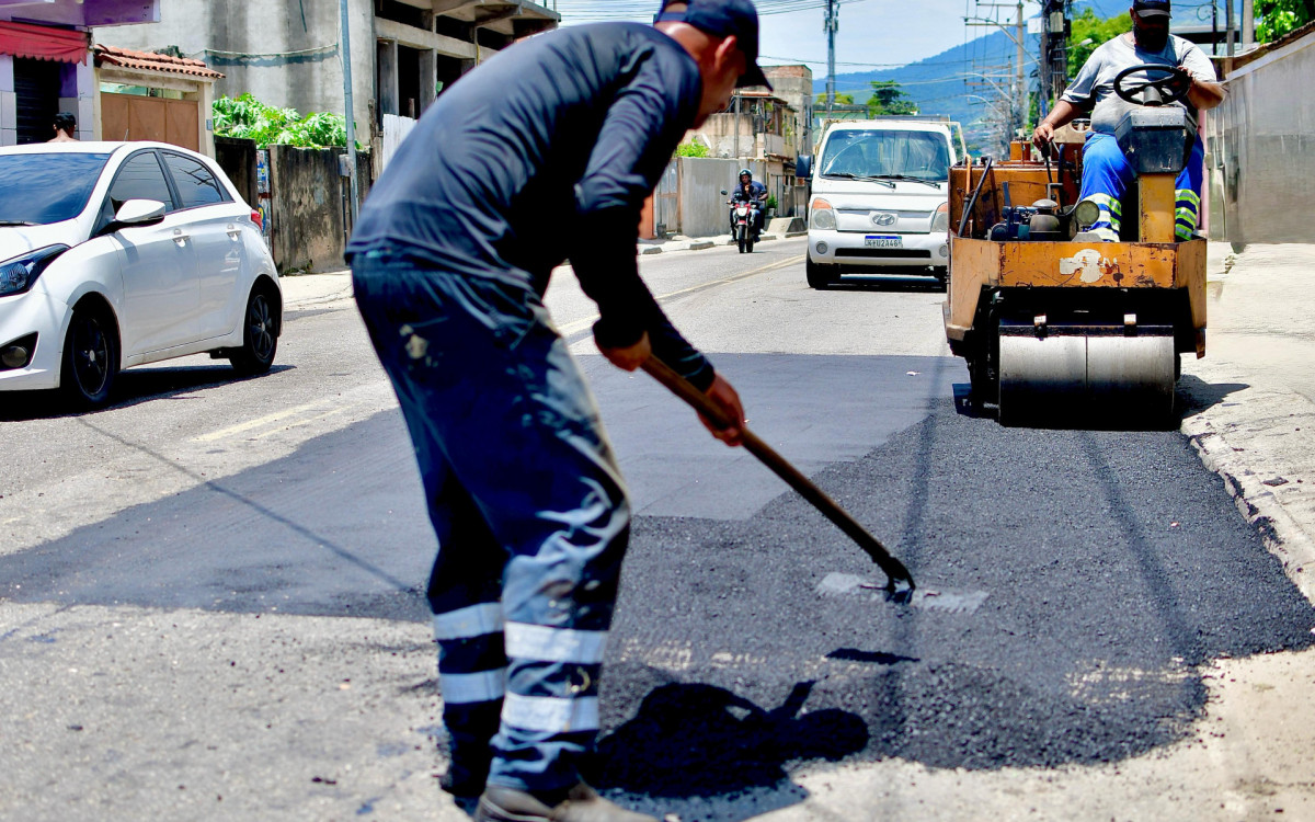 A operação tapa-buracos beneficiou diversas ruas do bairro Andrade Araújo