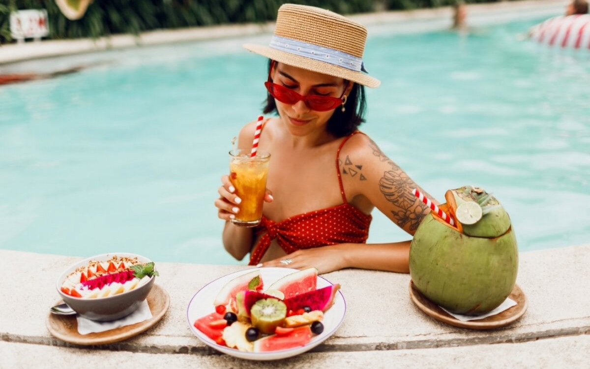 Manter uma alimentação balanceada durante o verão fortalece a imunidade e garante o bem-estar do corpo (Imagem: Svitlana Sokolova | Shutterstock)