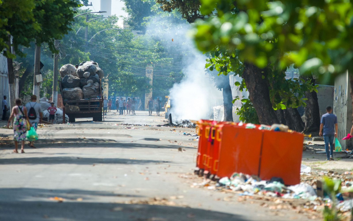 Manifestantes colocaram fogo em objetos como forma de protesto, após relatos de um morador baleado - Armando Paiva / Agência O Dia