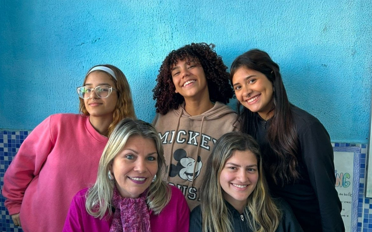 A professora Luciana Varella, de Língua Portuguesa, e os estudantes que participaram do projeto Redação 1k