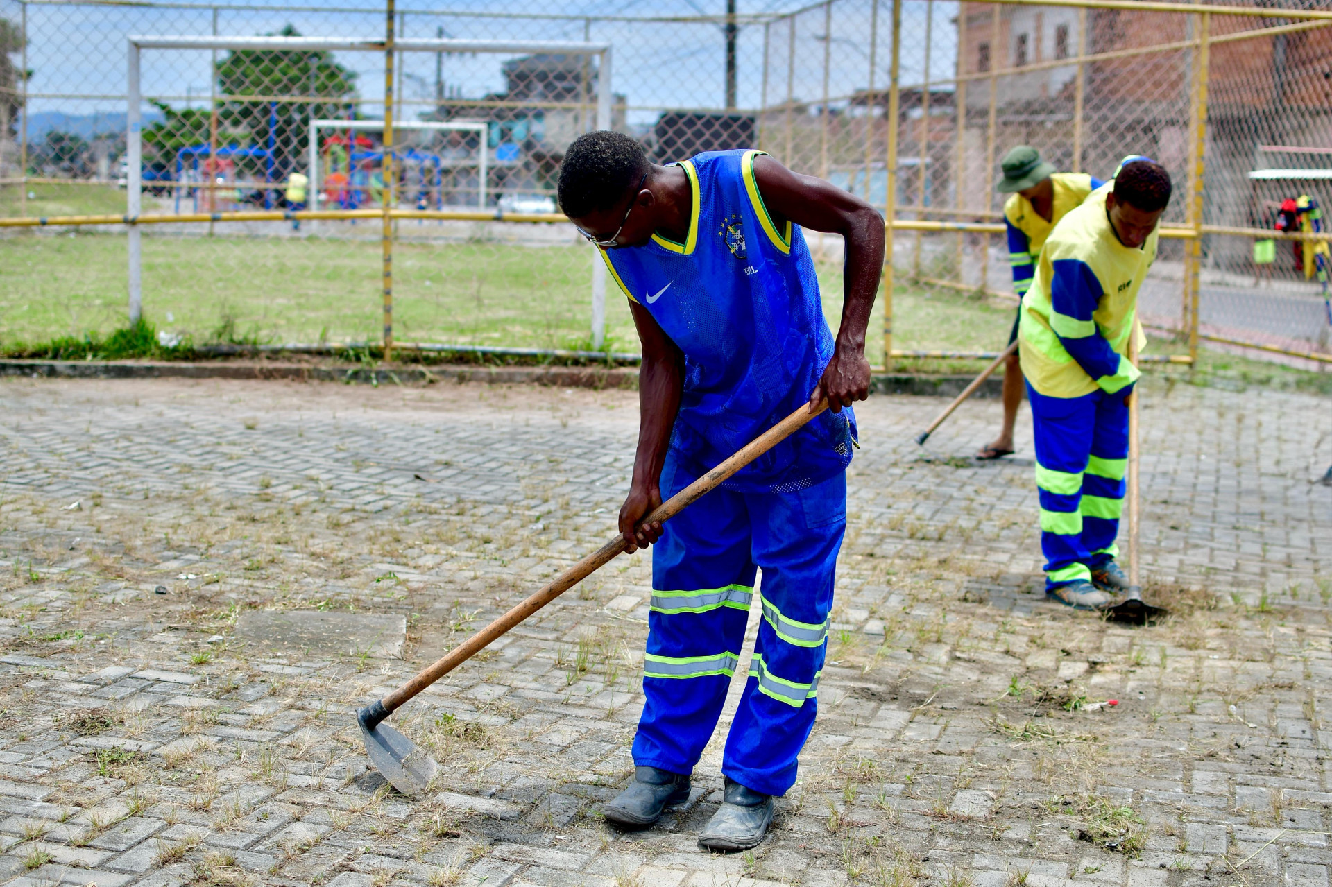 Na Estrada Nunes Sampaio, os profissionais da Prefeitura realizaram a limpeza da via, cal&ccedil;adas e das pra&ccedil;as - Jeovani Campos PMBR / Divulga&ccedil;&atilde;o