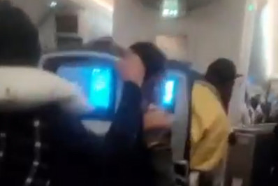 Vídeo: turbulência 'inesperada' em avião deixa 38 feridos