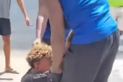 Homem é capturado por populares e levado à delegacia em Copacabana