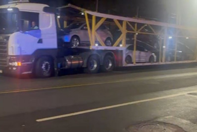 Caminhão-cegonha carregado com veículos roubados é apreendido na Dutra