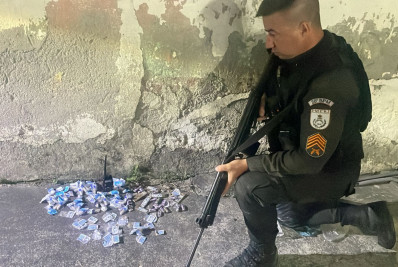 PM prende suspeito com drogas e rádio transmissor em Nilópolis