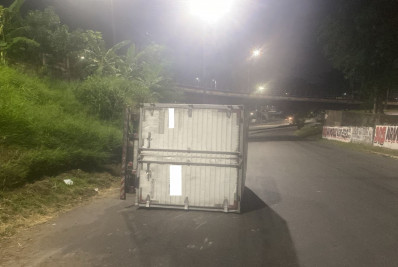Caminhão tomba e interdita faixa da Avenida Brasil
