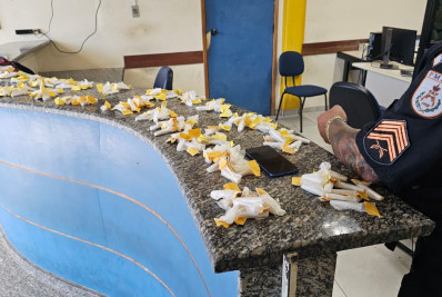 Polícia apreende mochila com drogas após suspeitos fugirem para a mata